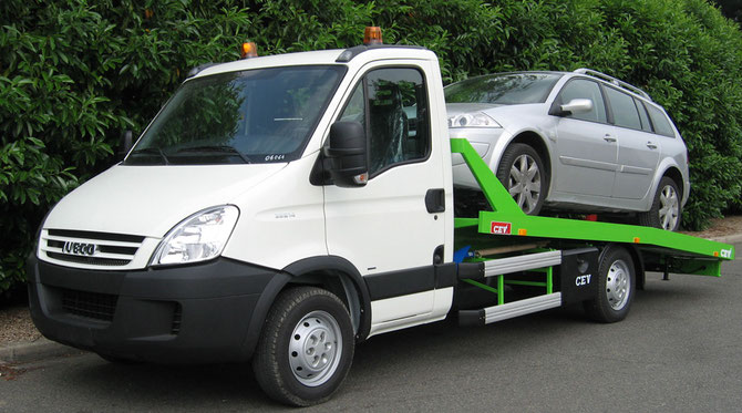 Les Épavistes Pro Les Épavistes Pro Camion de remorquage transportant un véhicule pour enlèvement en France