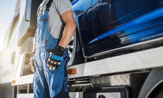 Les Épavistes Pro Chauffeur professionnel de camion de remorquage de Les Épavistes Pro à côté dun camion de dépannage