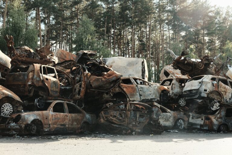 Empilement de carcasses de voitures dans une casse automobile