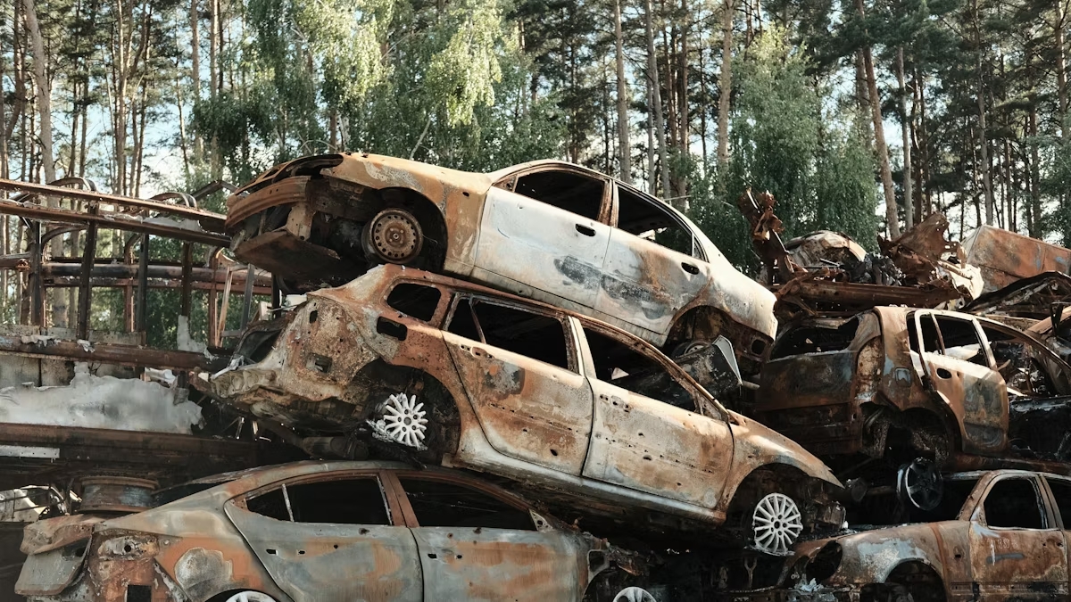 Les Épavistes Pro Épave de voiture brûlée abandonnée dans une forêt