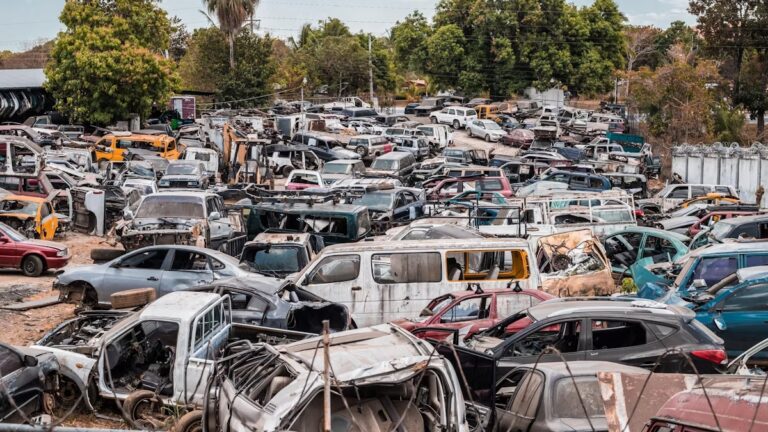 Vaste cimetière de voitures pour pièces et recyclage.