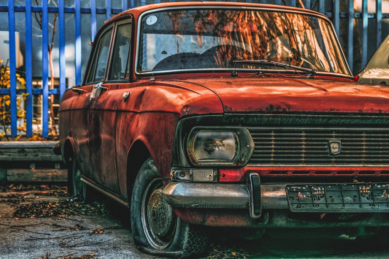 Les Épavistes Pro Les Épavistes Pro Les Épavistes Pro en France prêts pour lenlèvement dépaves Porsche vintage devant maison rustique