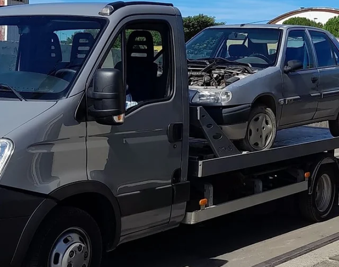 Camion de remorquage Les Épavistes Pro transportant une voiture hors d'usage en France