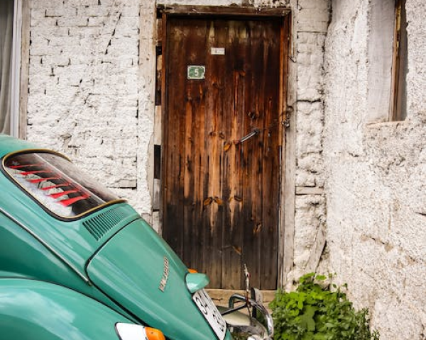 Les Épavistes Pro en France prêts pour l'enlèvement d'épaves, Porsche vintage devant maison rustique.